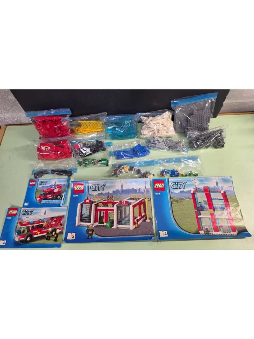 LEGO City 7208 Fire Station 2010 100% Complete 662 Pieces Minifigures Manuals